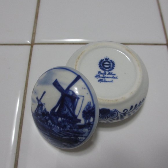 Tiny, tiny Delft Trinket Box Handpainted made in Holland Vintage 1970`s - Picture 2 of 9
